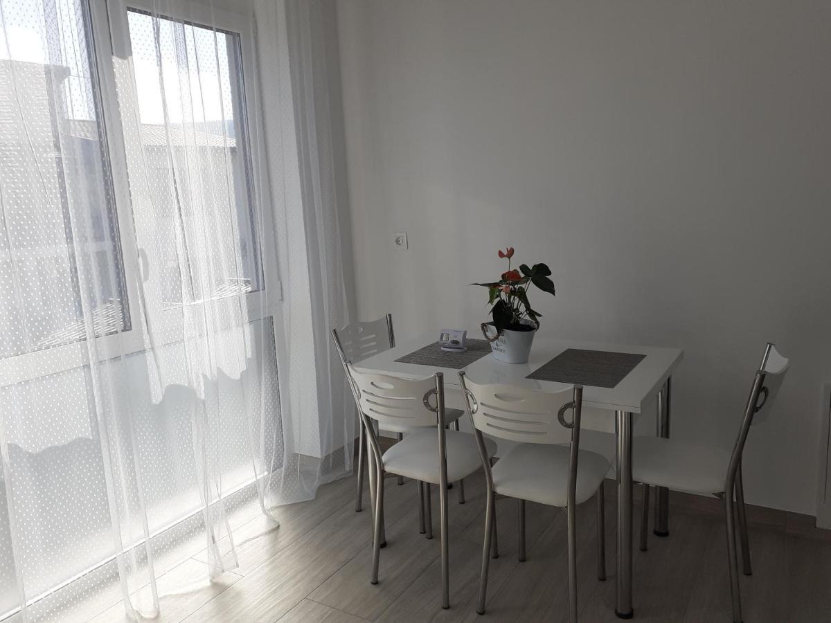 Sara Apartman Livezeni  外观 照片