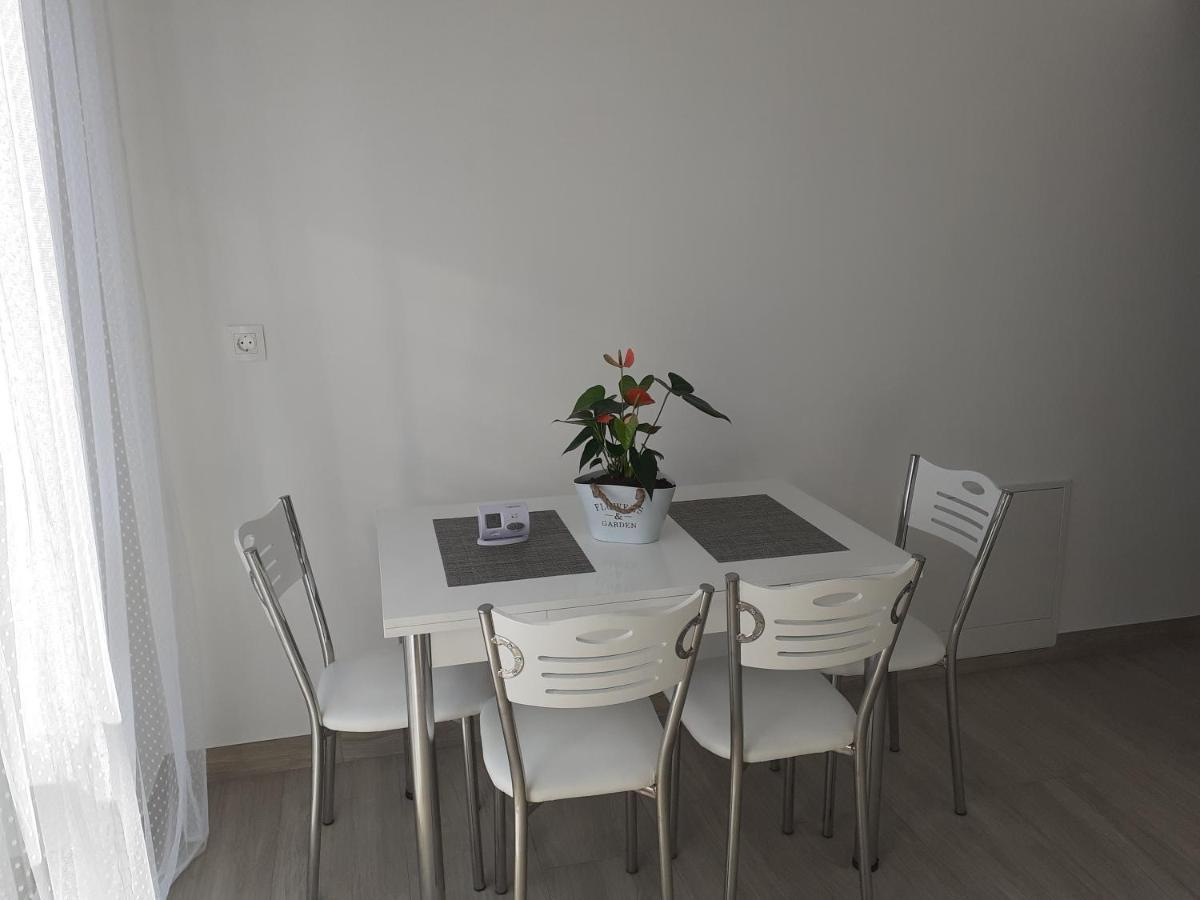 Sara Apartman Livezeni  外观 照片
