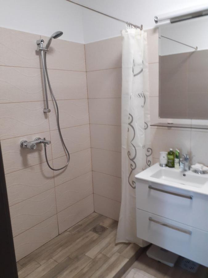 Sara Apartman Livezeni  外观 照片